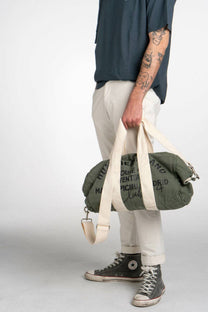 Borsa Aviator verde in cotone con patch e tracolla regolabile