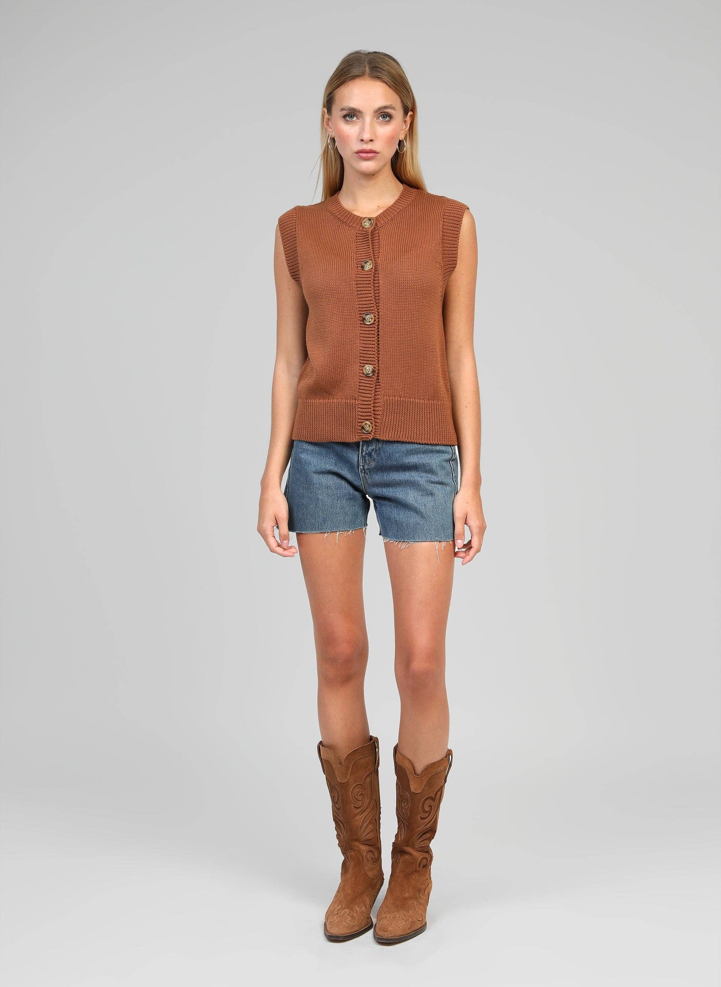 Gilet in maglia marrone con bottoni