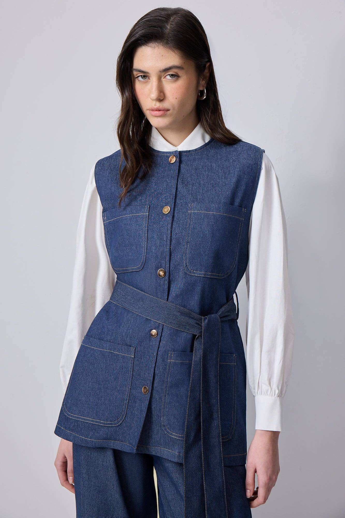 Set in denim con gilet e pantaloni con cintura