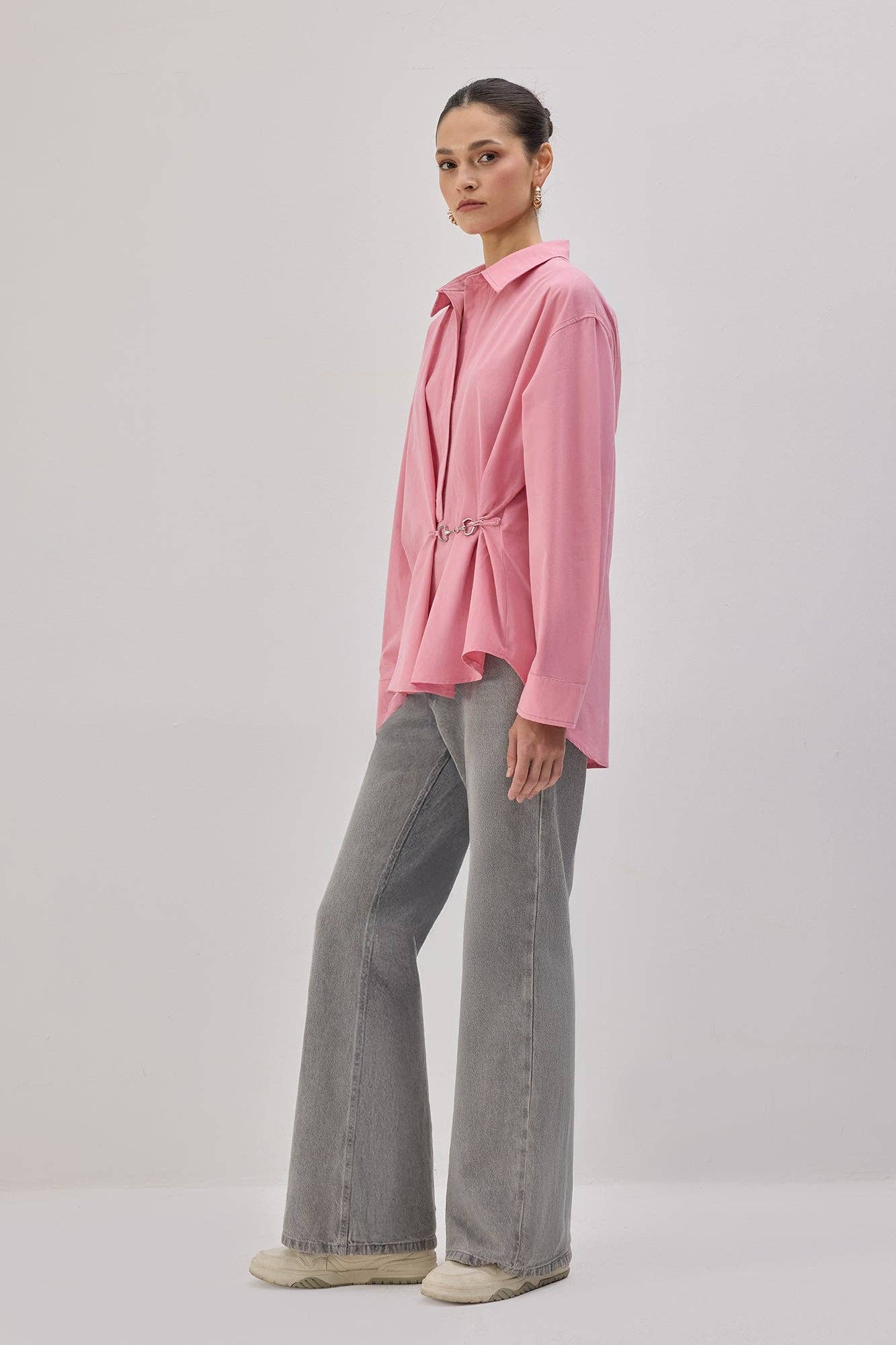 Camicia in popeline con accessori in metallo