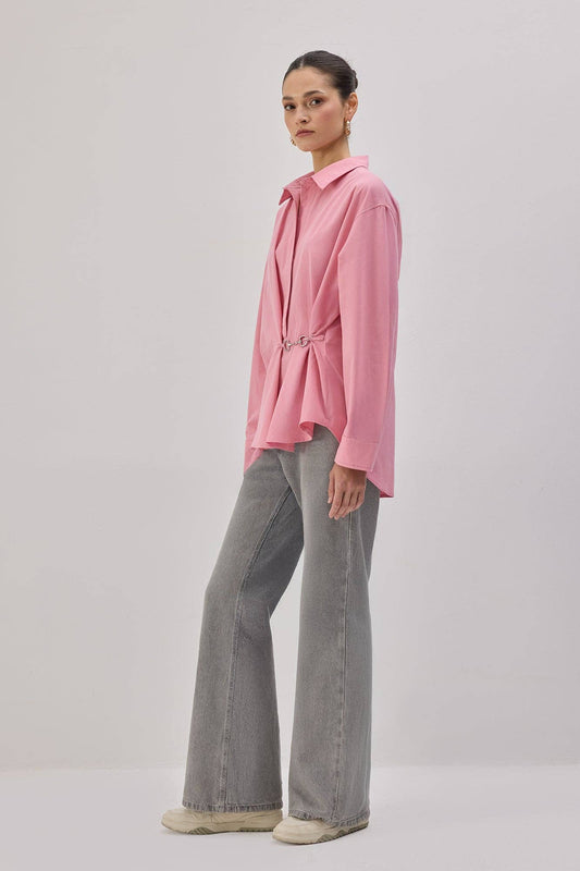 Camicia in popeline con accessori in metallo