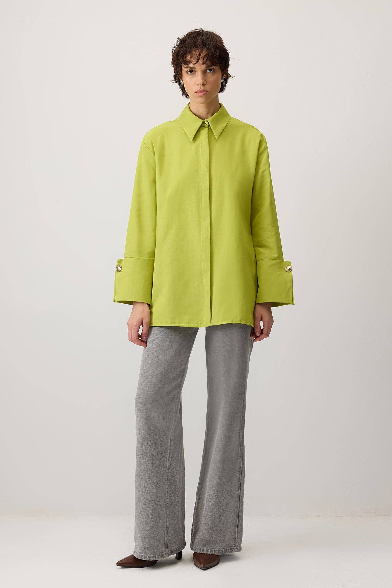 Camicia in popeline verde con polsini ampi