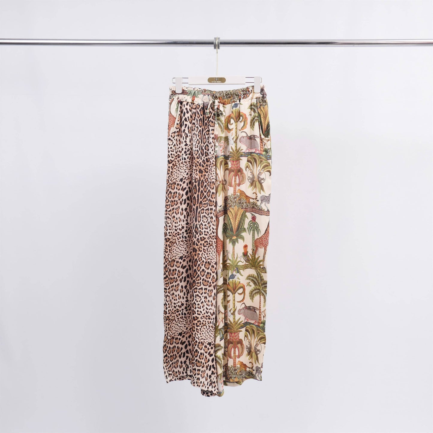 Pantaloni larghi in viscosa satinata con stampa animalier
