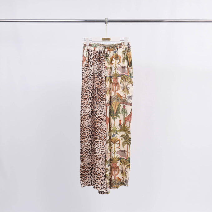 Pantaloni larghi in viscosa satinata con stampa animalier