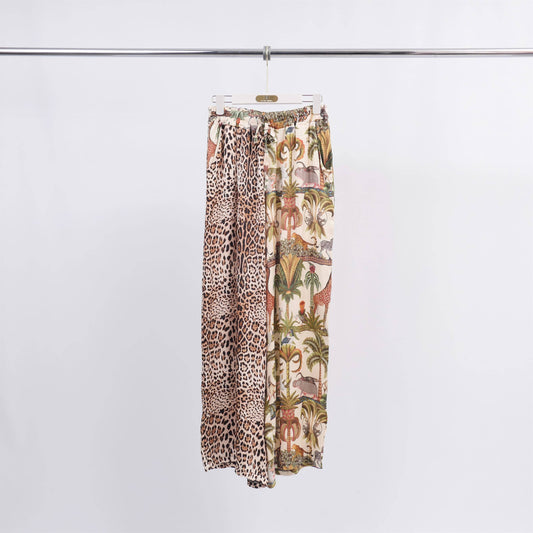 Pantaloni larghi in viscosa satinata con stampa animalier