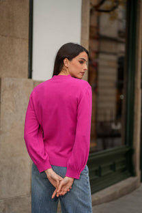 Maglia girocollo con bottoni dorati ai polsini