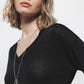 Maglione in maglia rasata con scollo a V e dettagli metallici