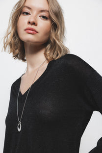 Maglione in maglia rasata con scollo a V e dettagli metallici