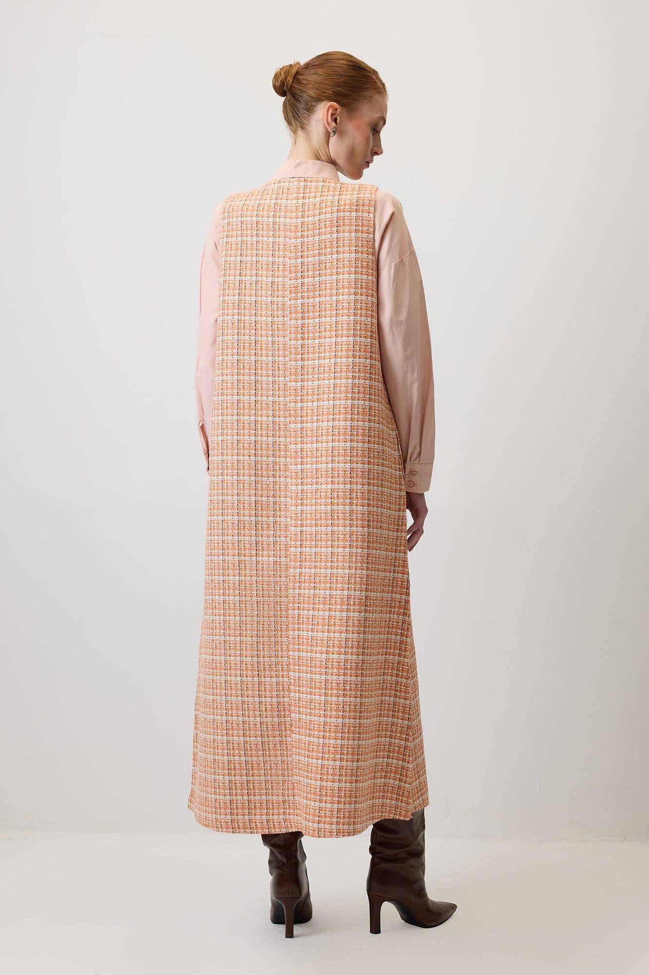 Abito pinafore in tweed a quadri con scollo a V