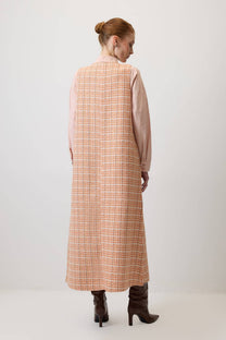 Abito pinafore in tweed a quadri con scollo a V