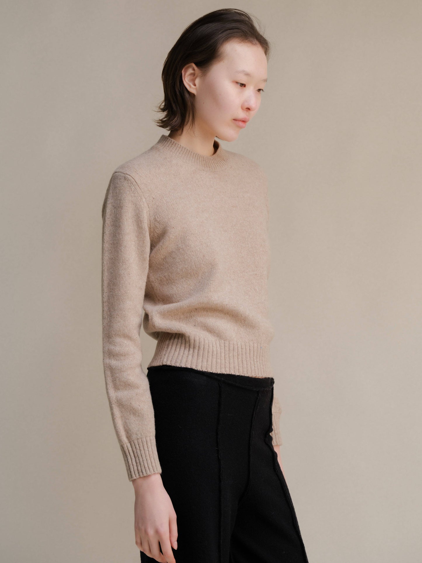 Maglione girocollo in tweed cropped in lana riciclata