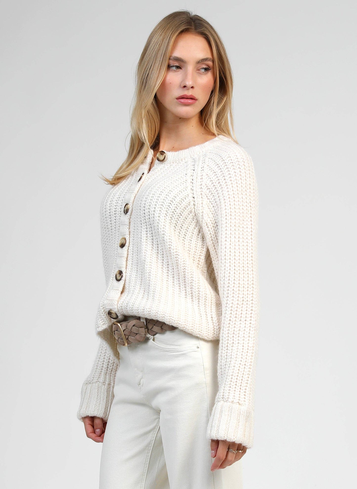 Cardigan in maglia calda écru con bottoni effetto corno