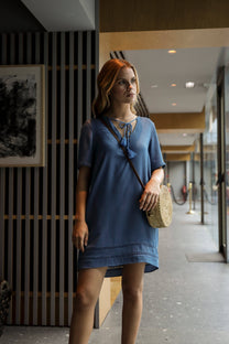 Abito corto in viscosa blu con scollo a V e laccetto con nappine