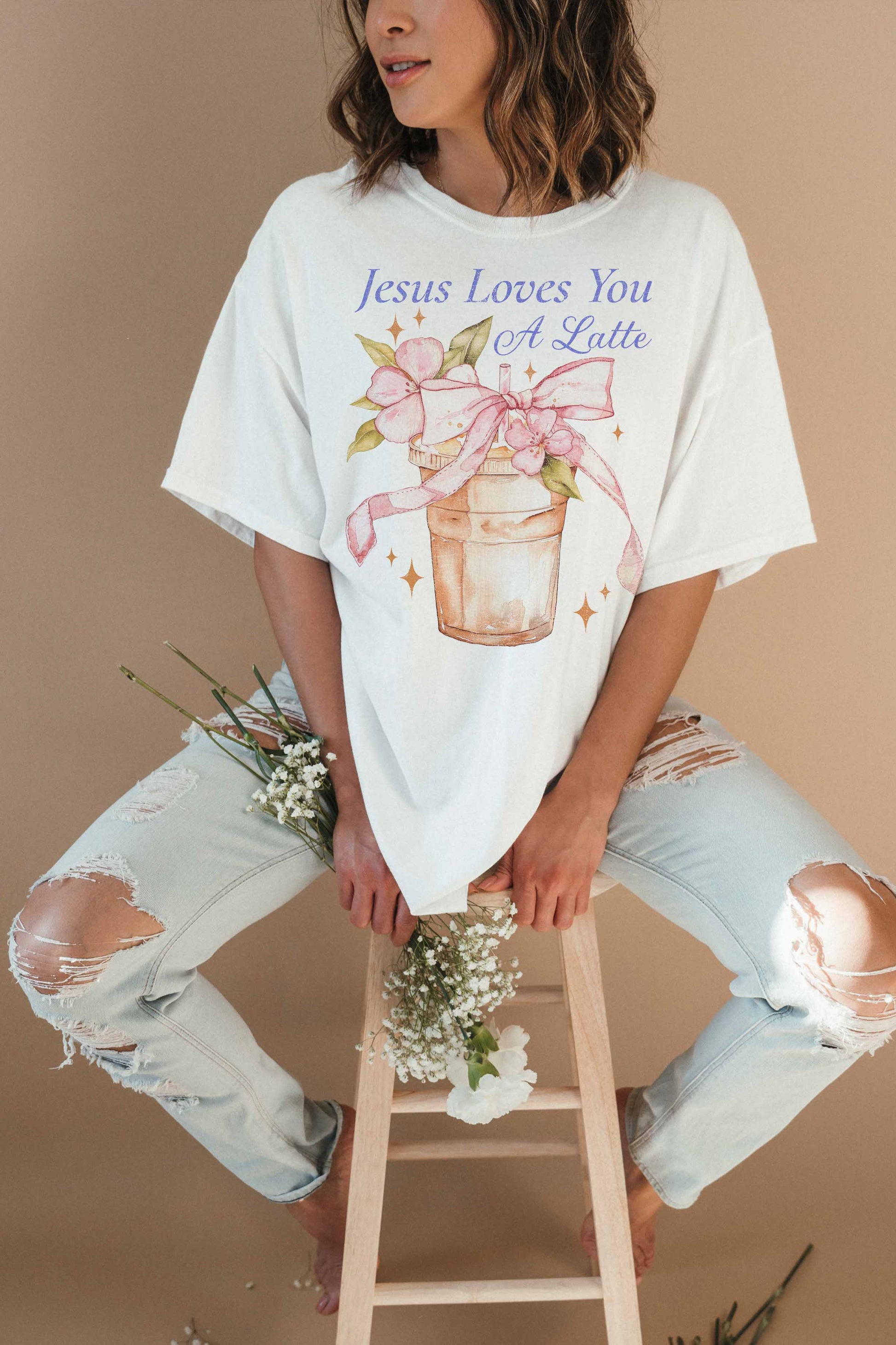 T-shirt oversize grafica “Jesus Loves You A Latte” in cotone