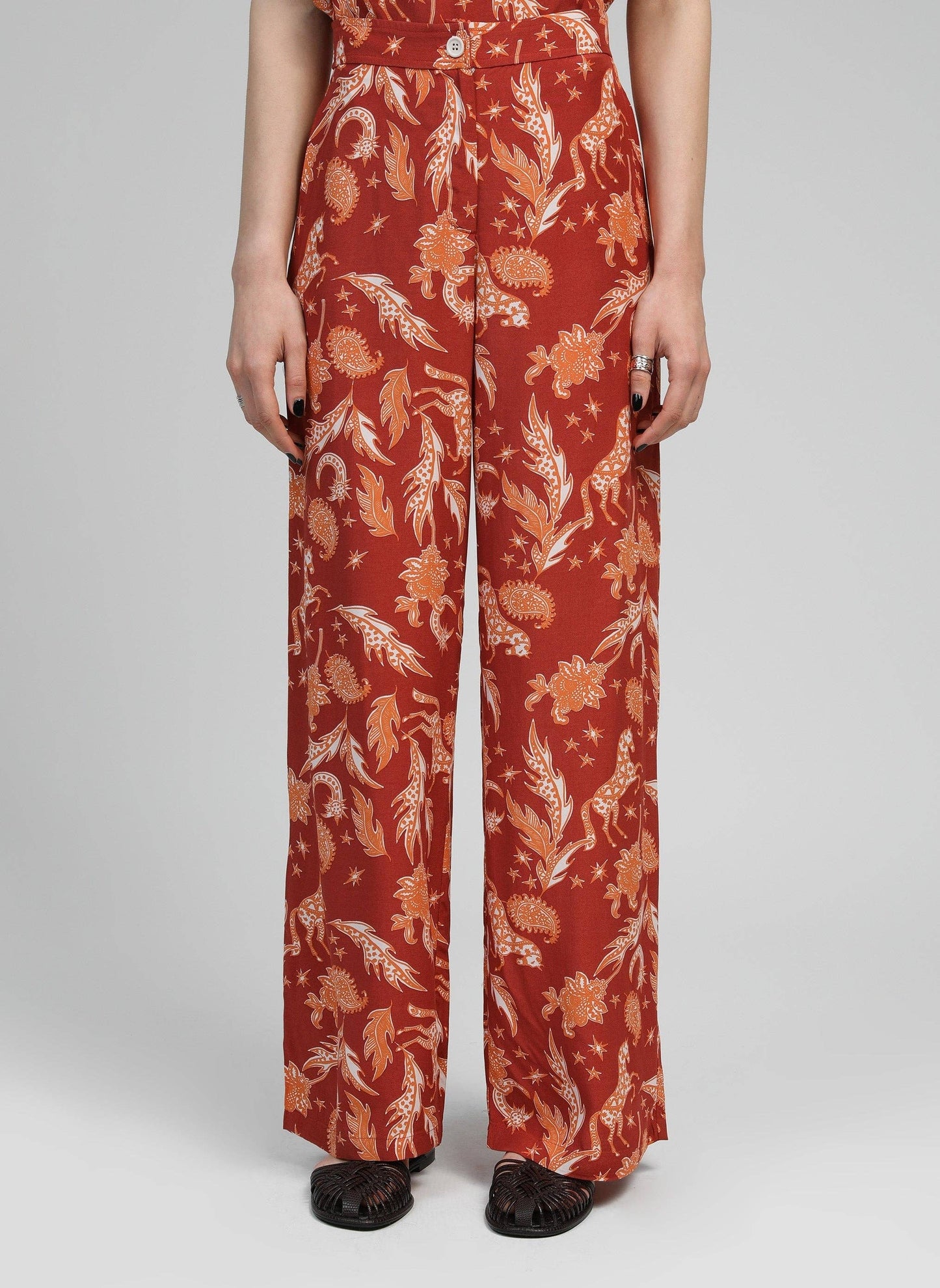 Pantaloni a vita alta terracotta con stampa frecce