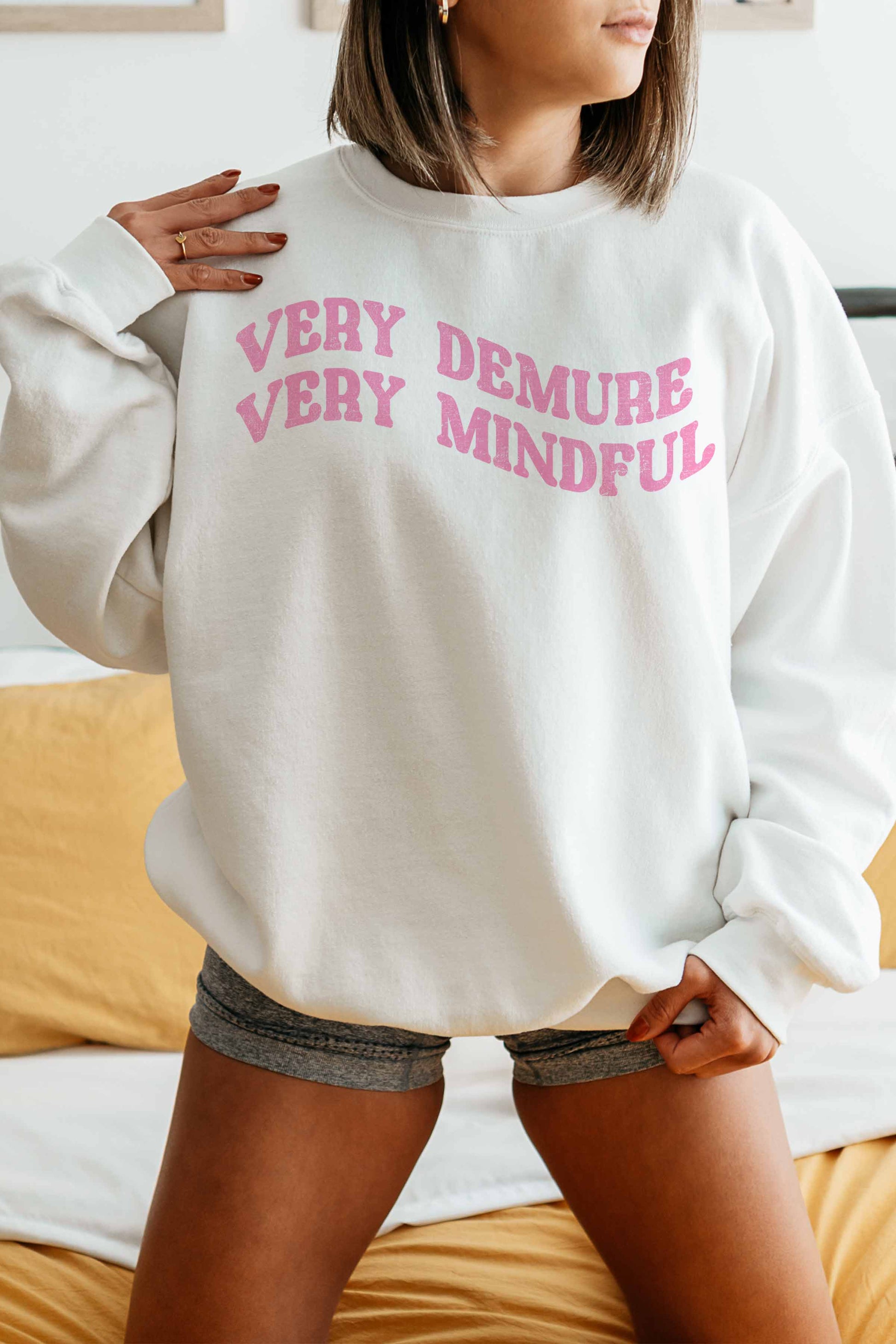 Felpa oversize con stampa “Very Demure Very Mindful”
