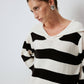 Abito in maglia a righe con colletto ampio