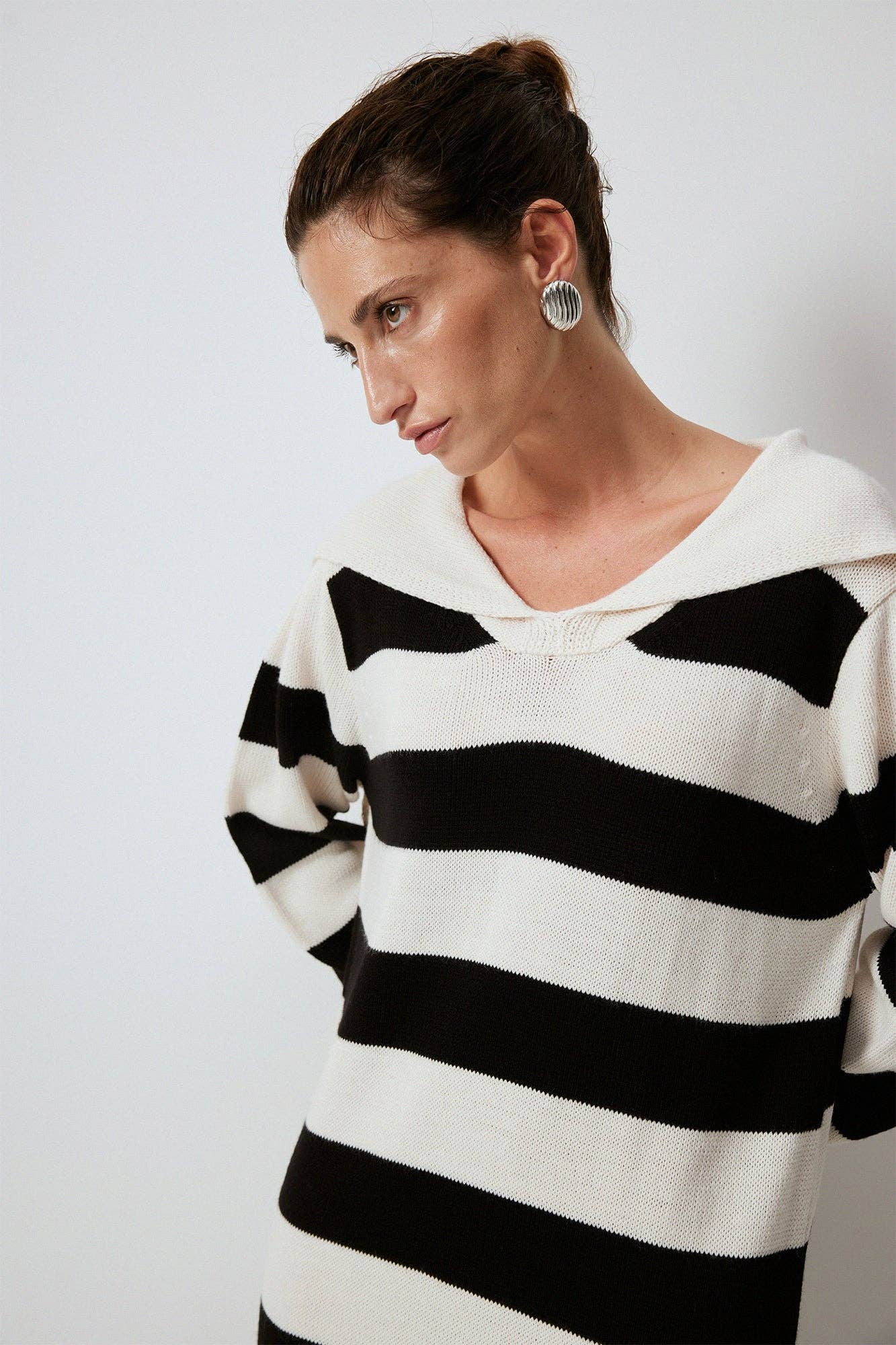 Abito in maglia a righe con colletto ampio