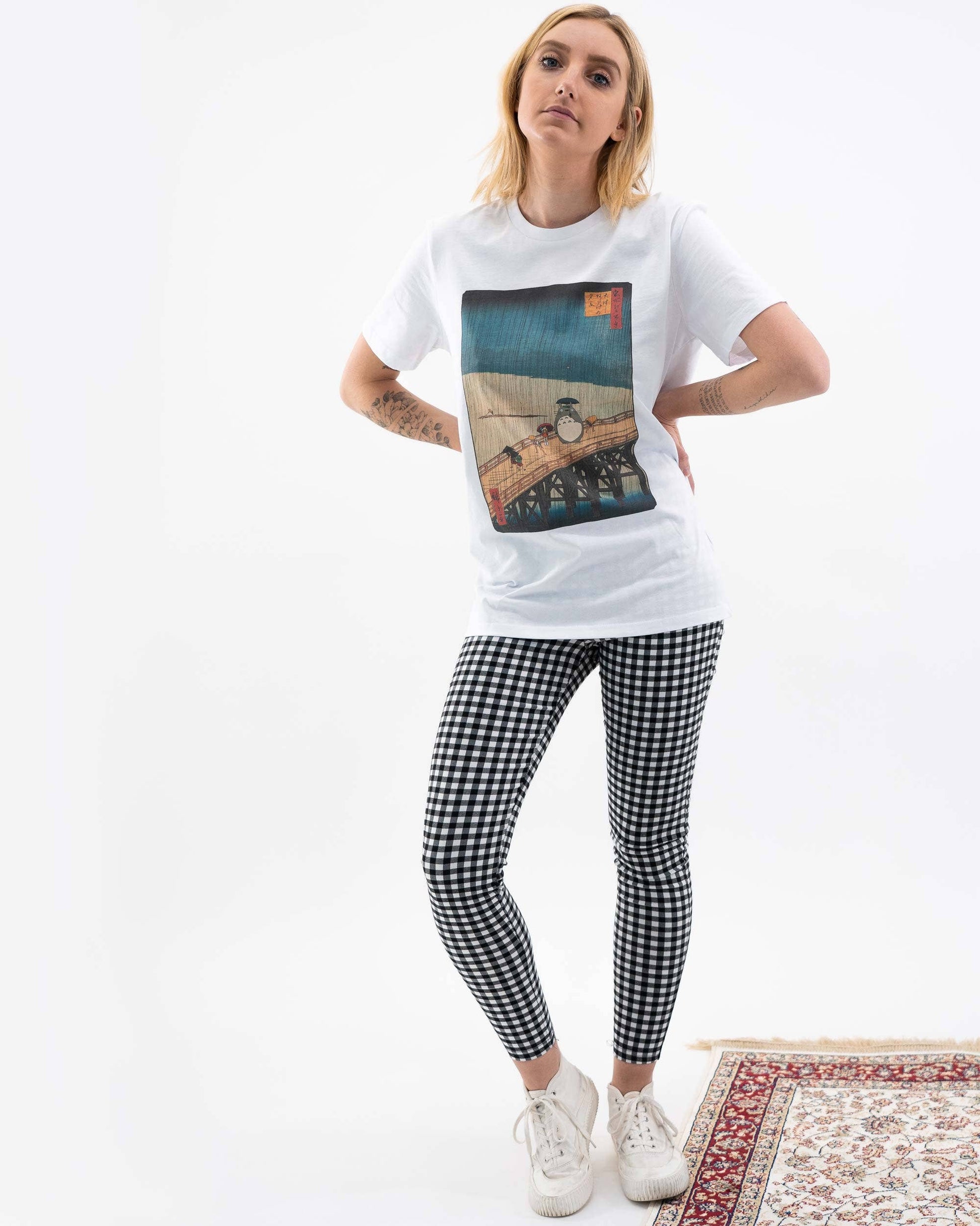 T-shirt grafica Totoro “Floating Rain” in cotone biologico
