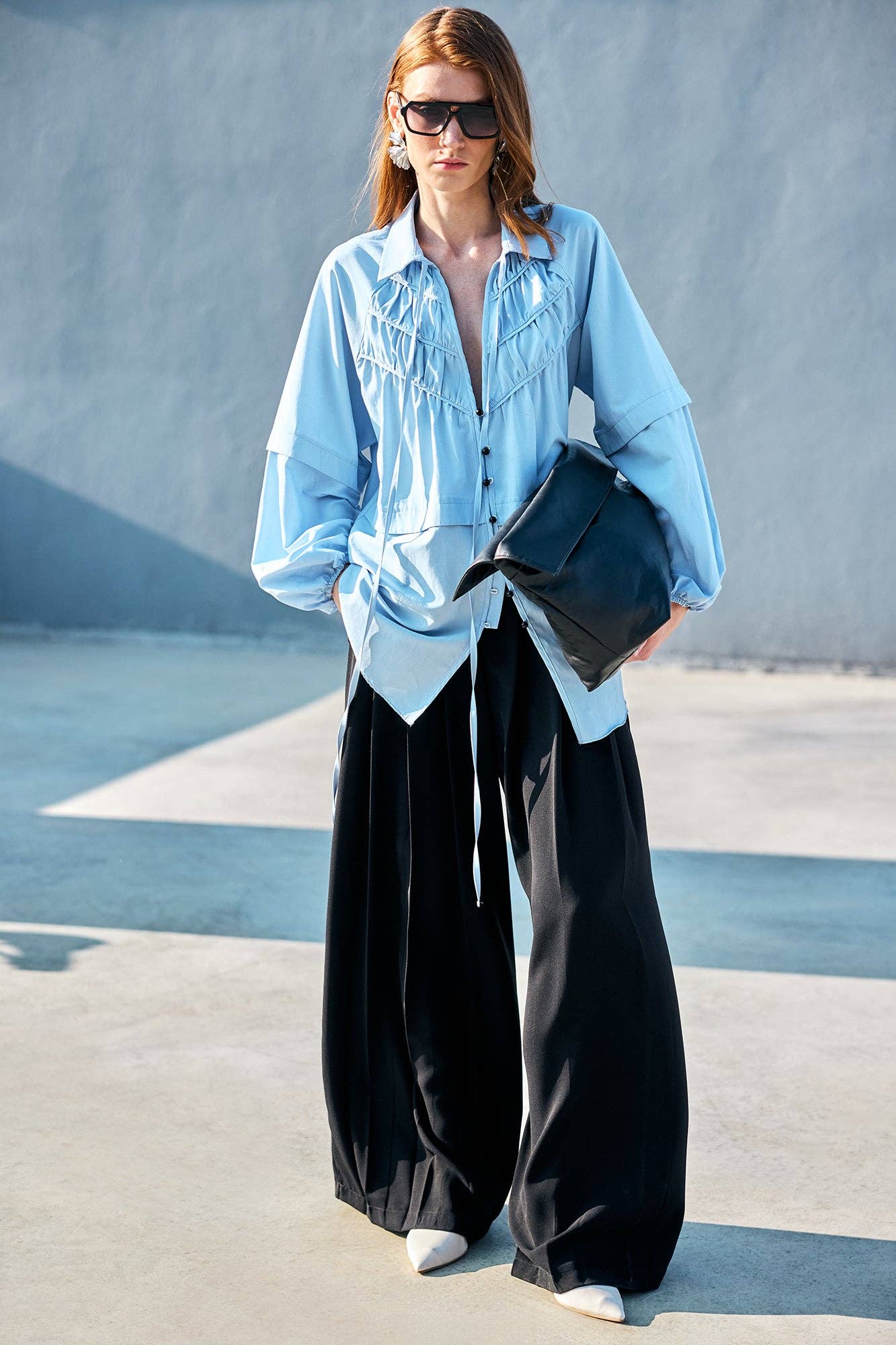 Camicia in popeline con arricciature e cuciture a contrasto