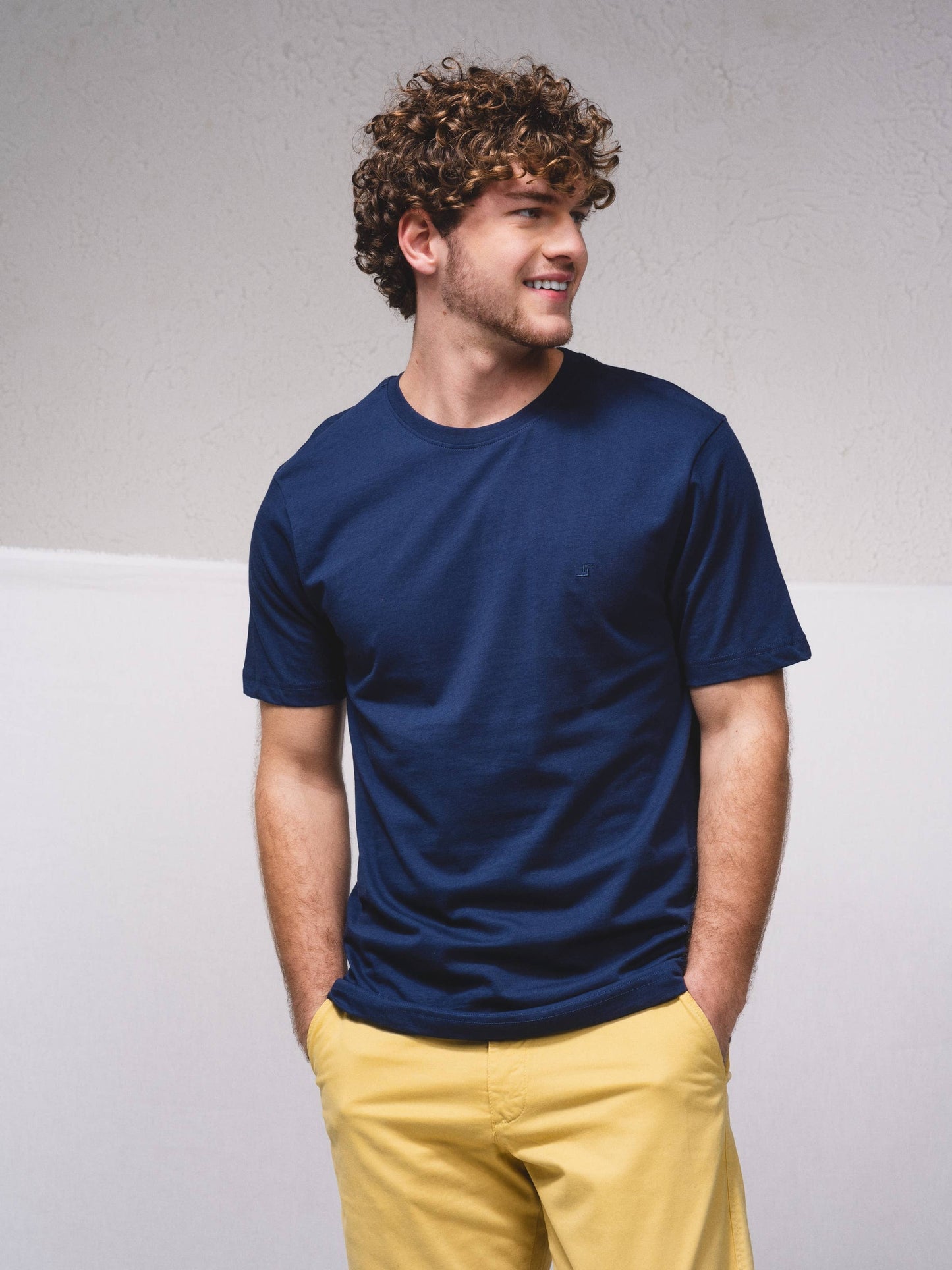 T-shirt basic in cotone con logo ricamato