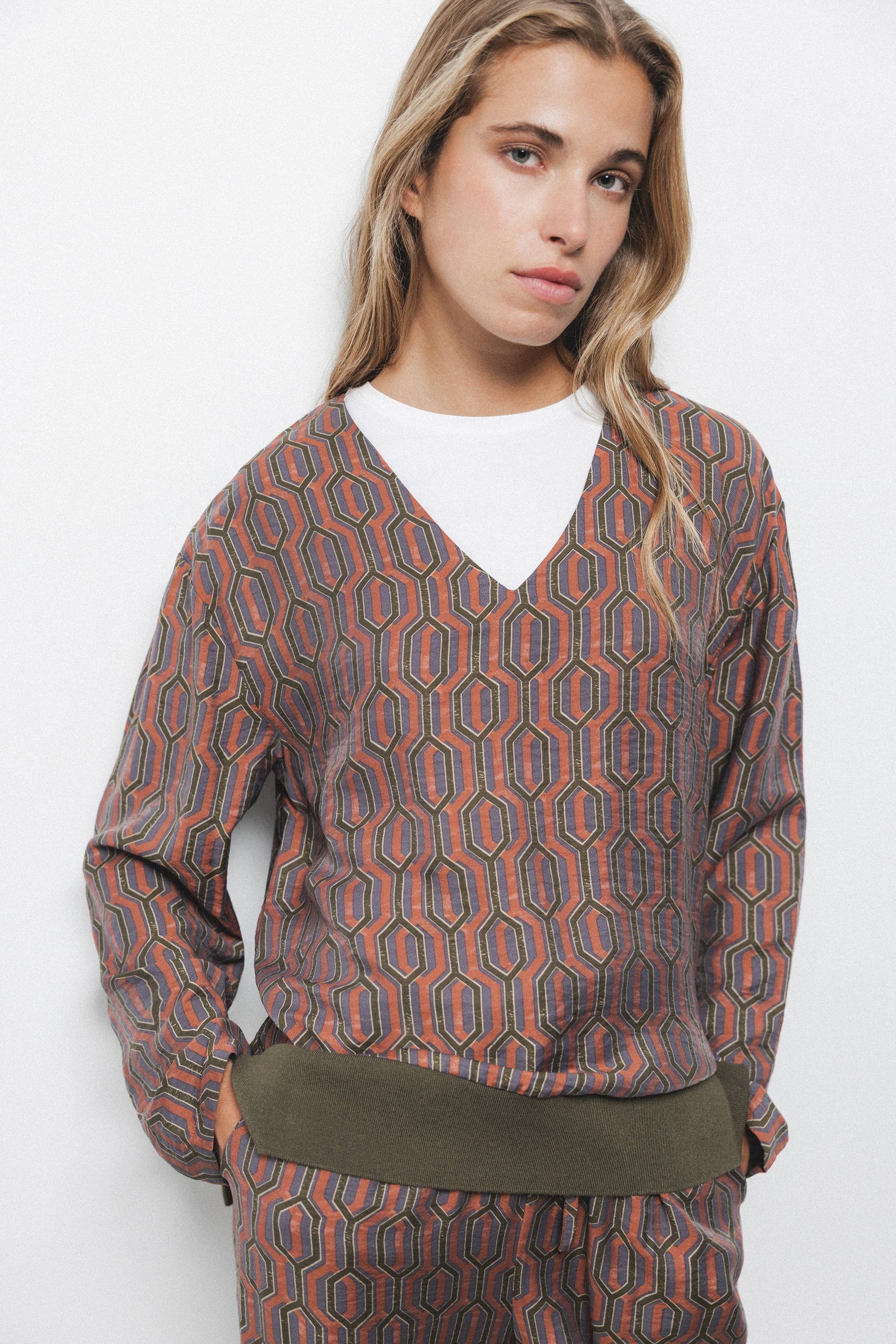 Blusa geometrica con scollo a V