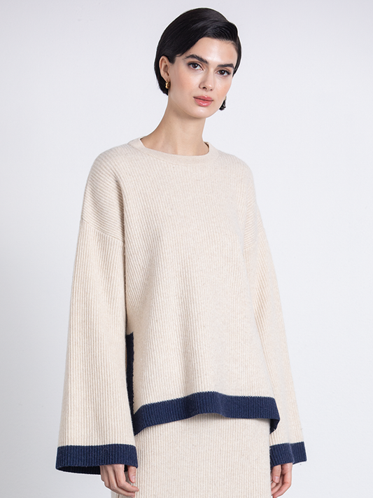 Completo in maglia bicolore con maglione oversize e gonna midi