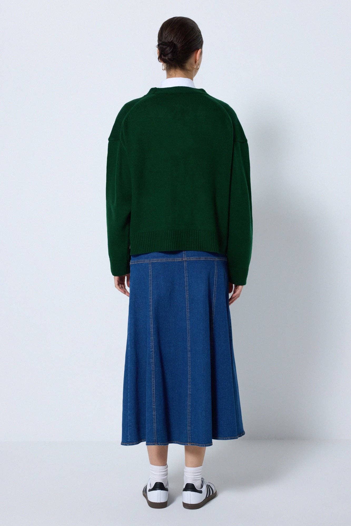 Cardigan in maglia verde con tasche e bottoni