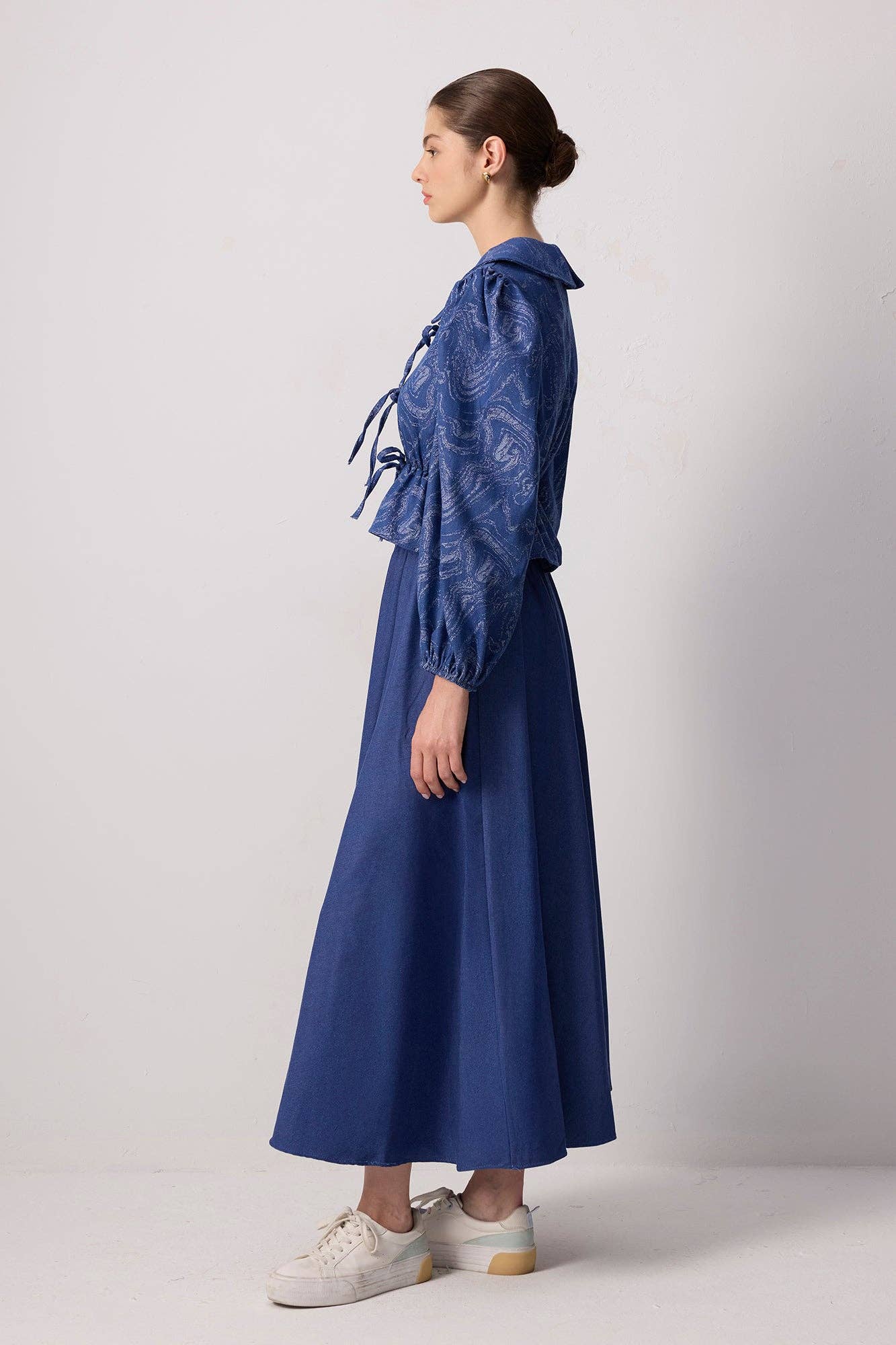 Completo in denim con tunica e gonna a fantasia