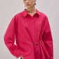 Camicia in popeline fucsia con accessori in metallo