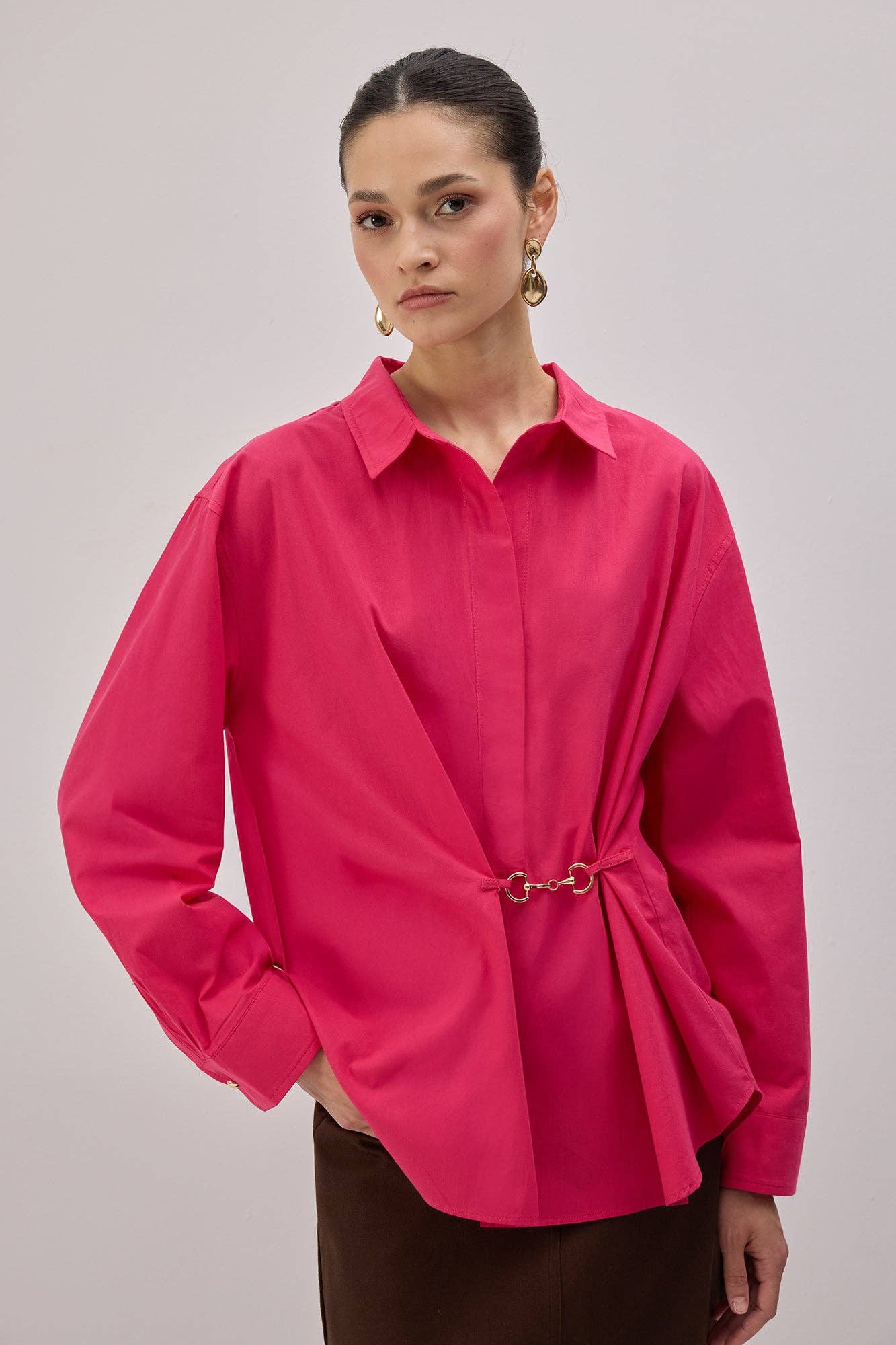 Camicia in popeline fucsia con accessori in metallo