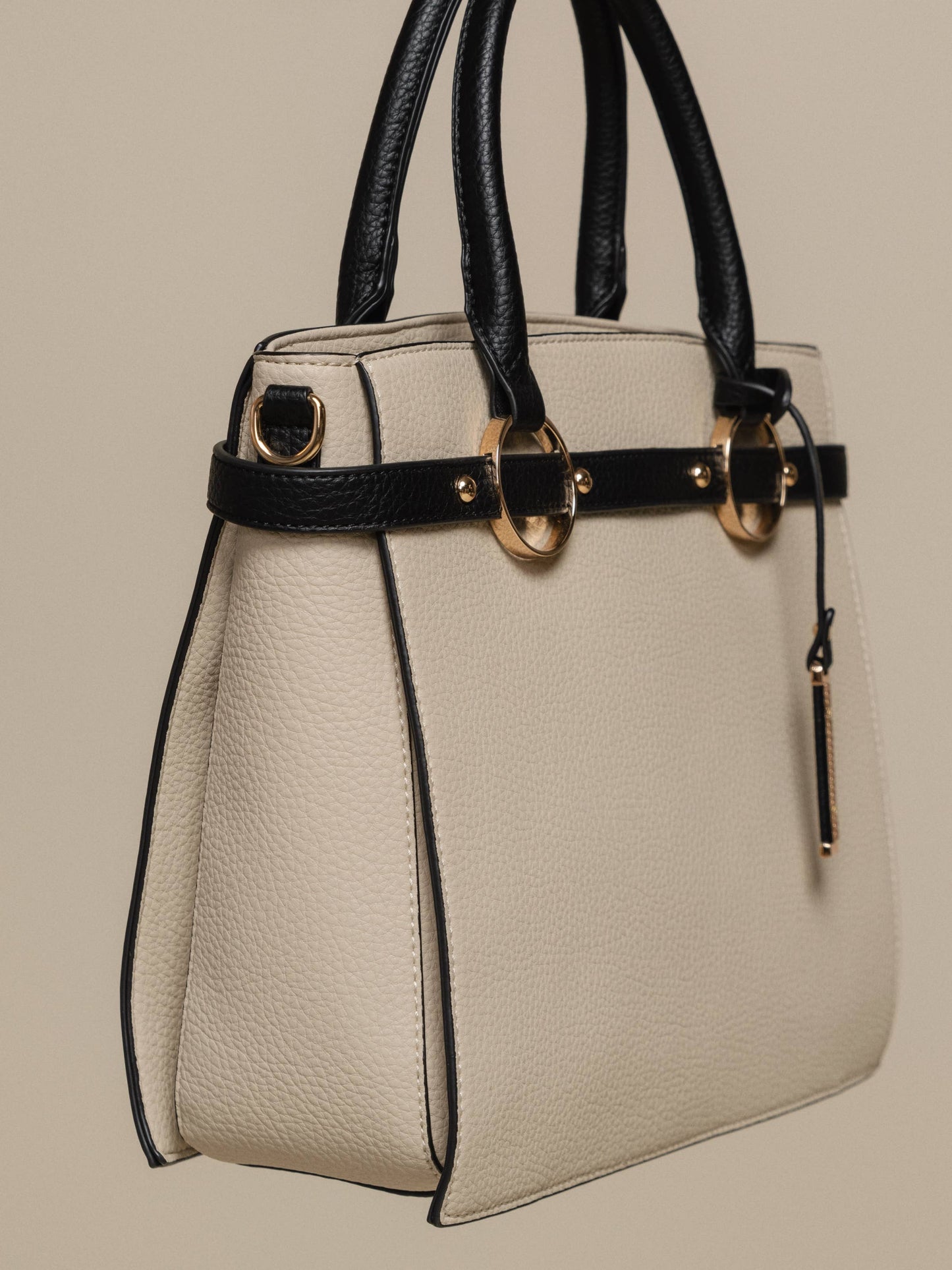 Borsa a mano in ecopelle con dettagli metallici