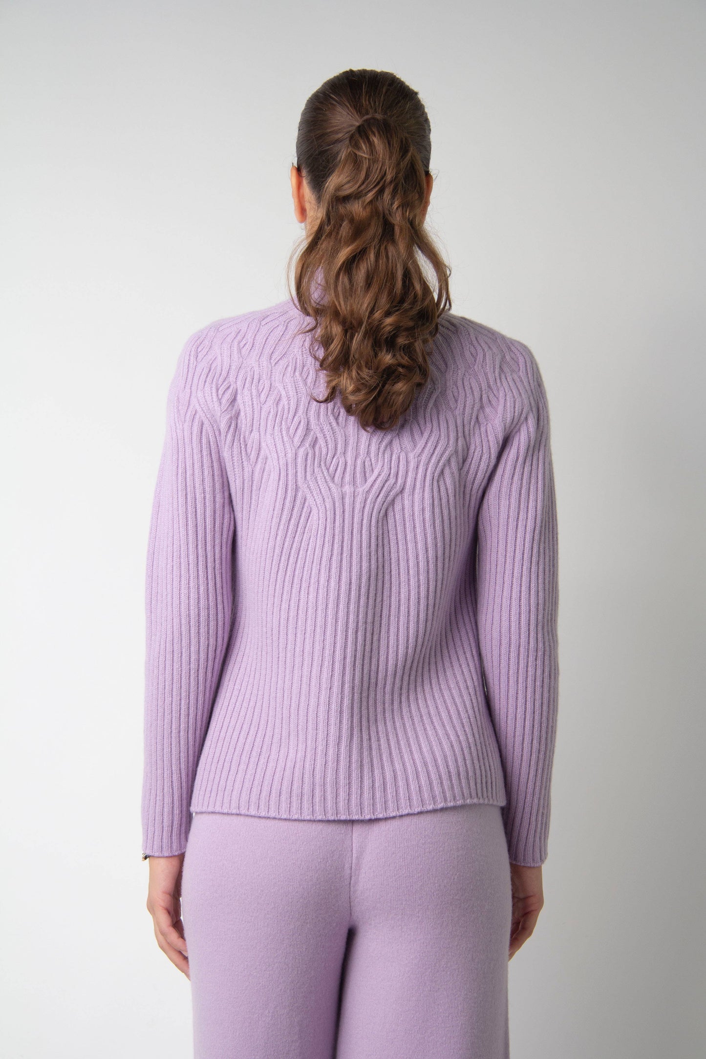 Maglione a collo alto in misto cashmere con trecce 3D