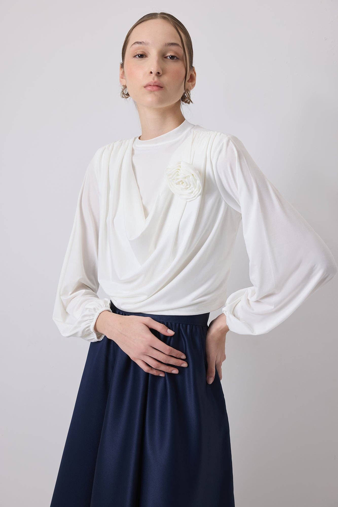 Camicetta drappeggiata con applicazione fiore