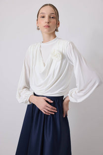 Camicetta drappeggiata con applicazione fiore