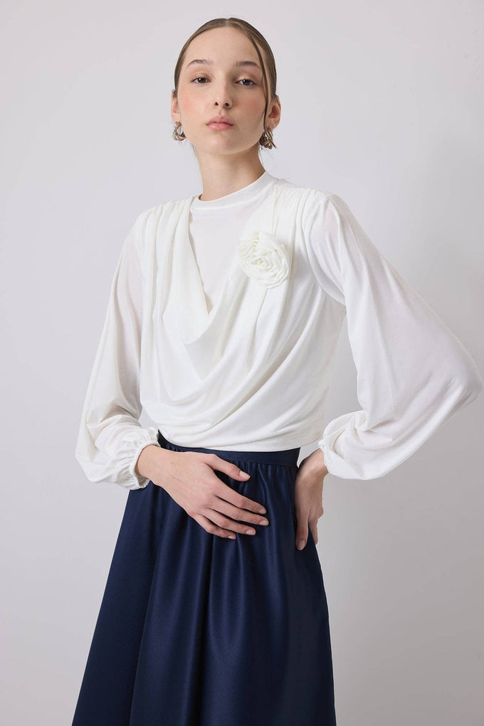 Camicetta drappeggiata con applicazione fiore