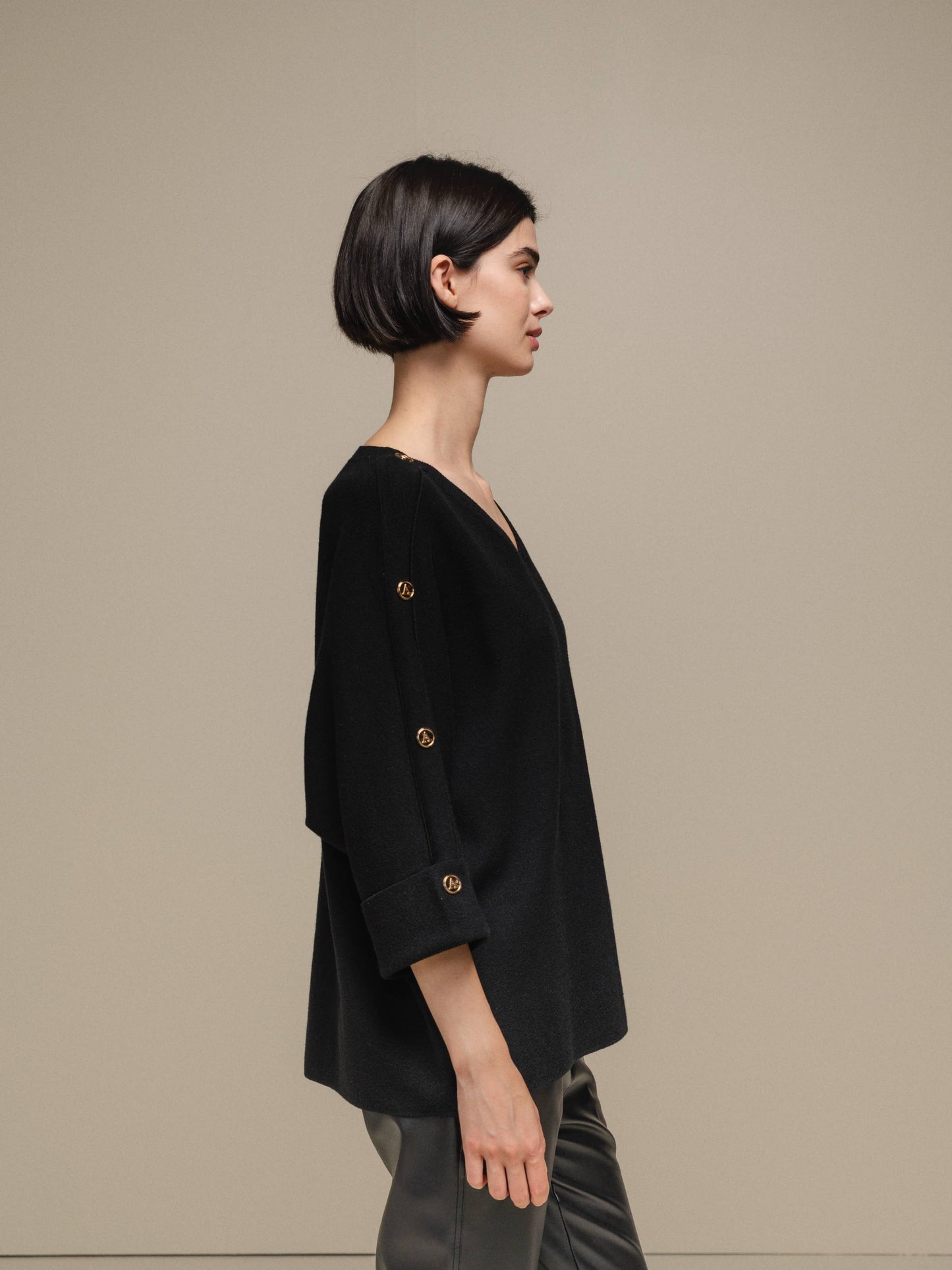 Maglione oversize con scollo a V e bottoni gioiello