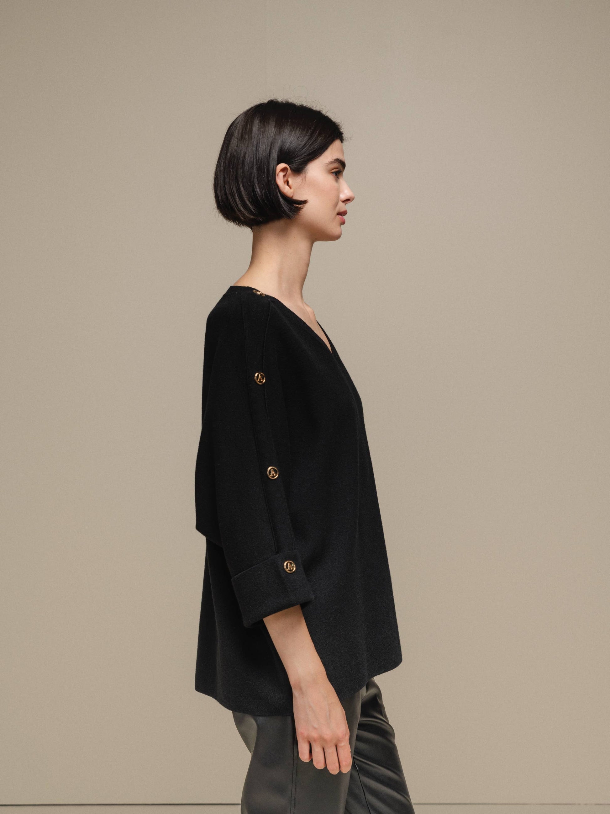 Maglione oversize con scollo a V e bottoni gioiello