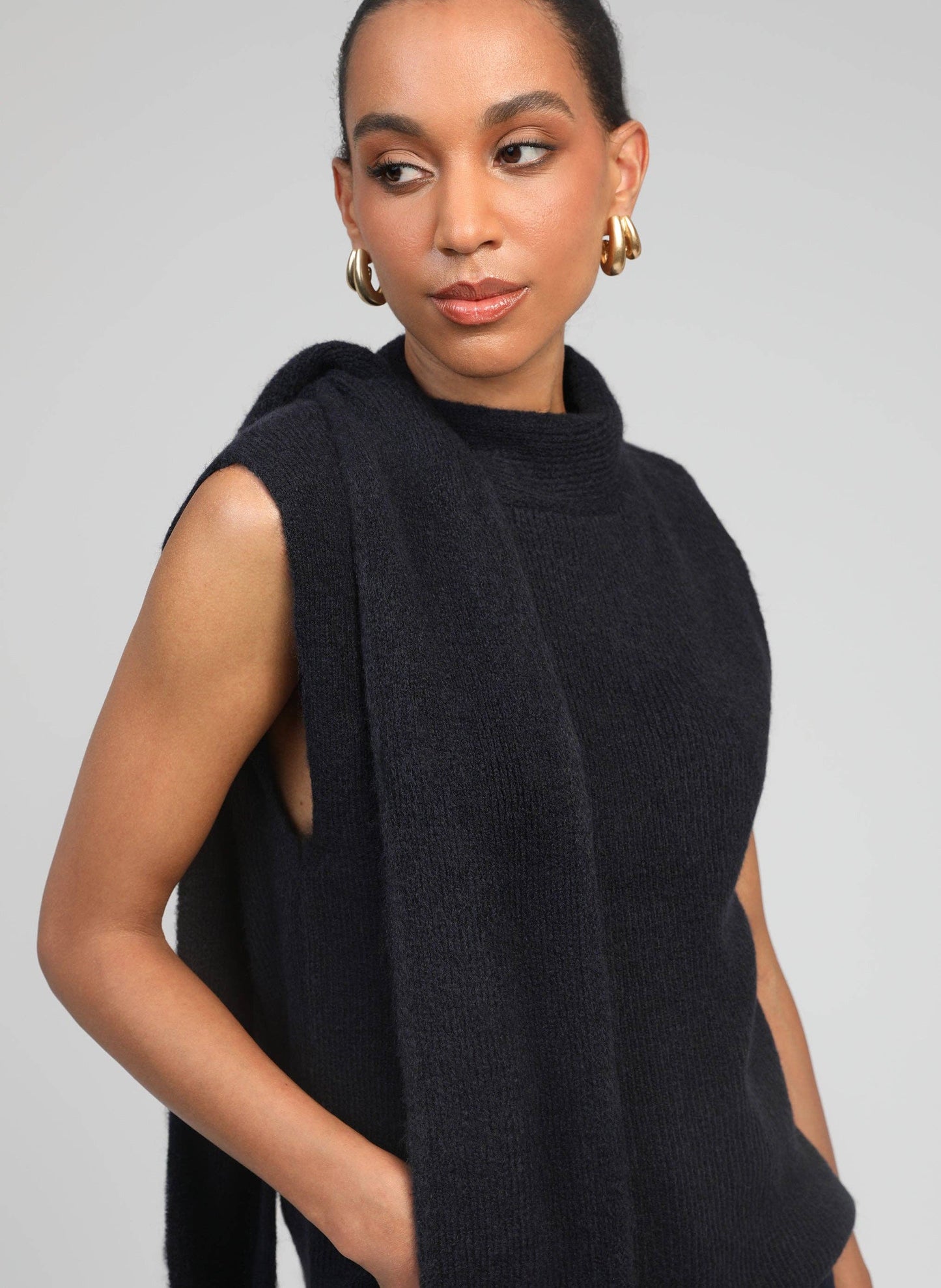 Maglione smanicato a collo alto blu marino