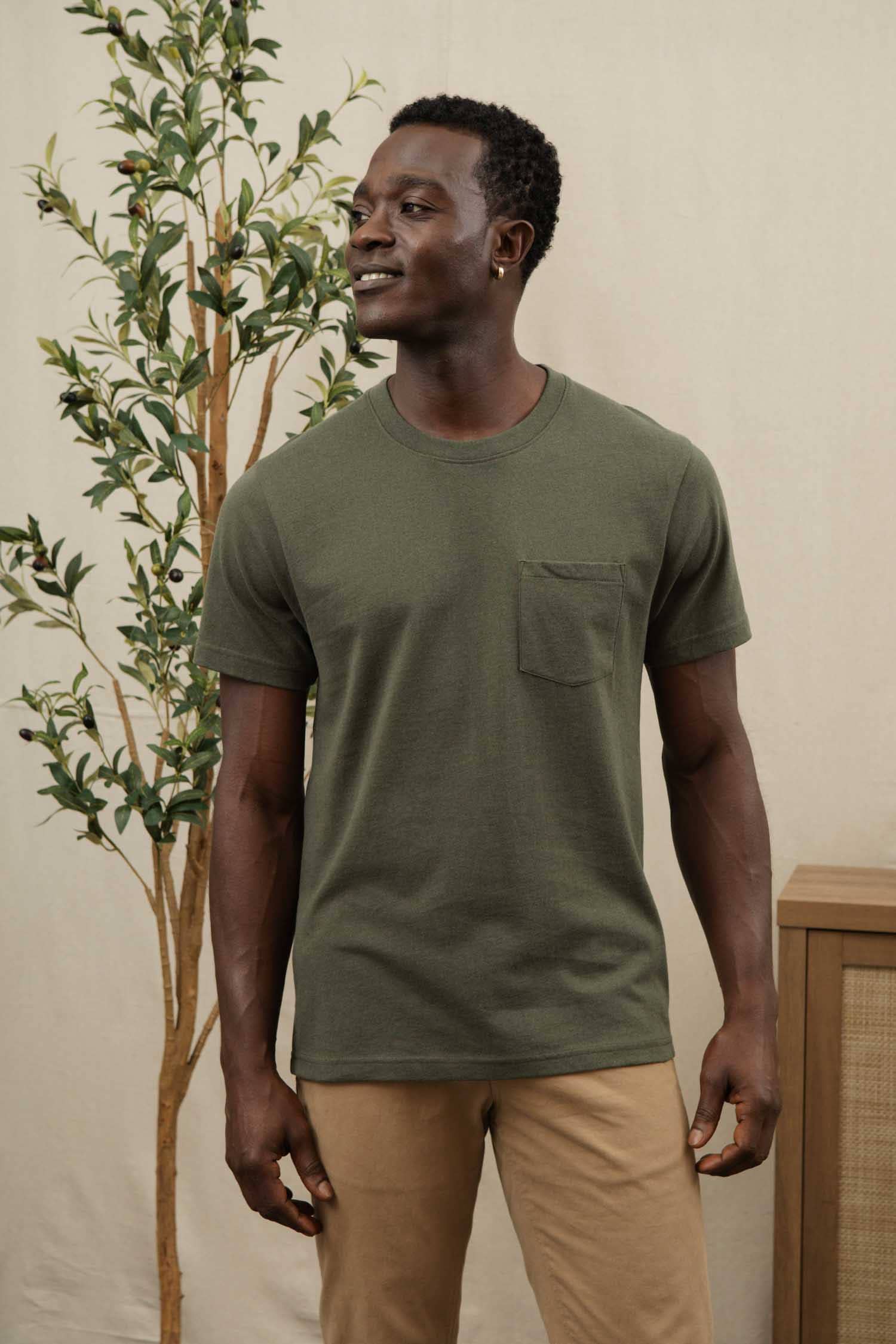 T-shirt sostenibile con taschino in jersey riciclato verde oliva