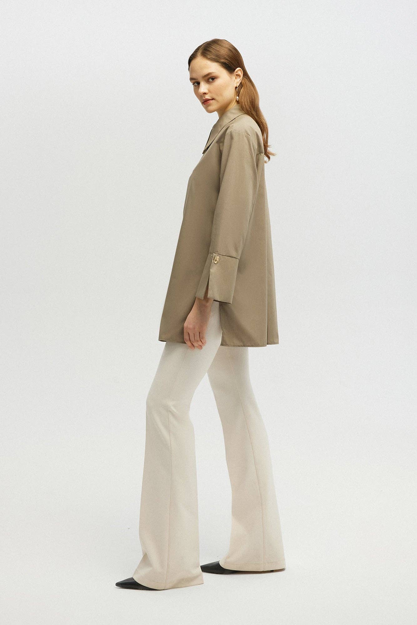 Camicia in popeline beige con polsini oversize