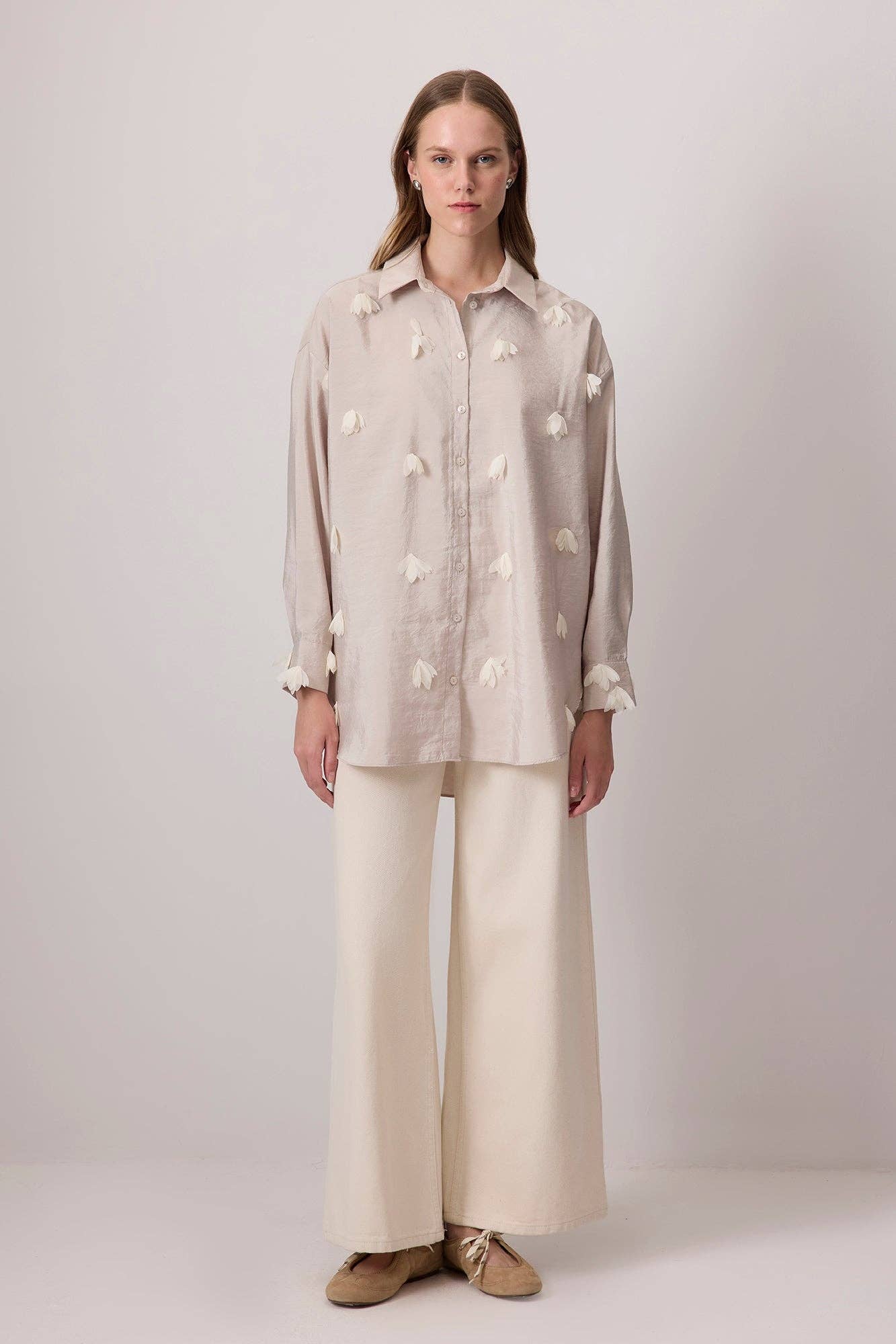 Camicia oversize con applicazioni floreali 3D