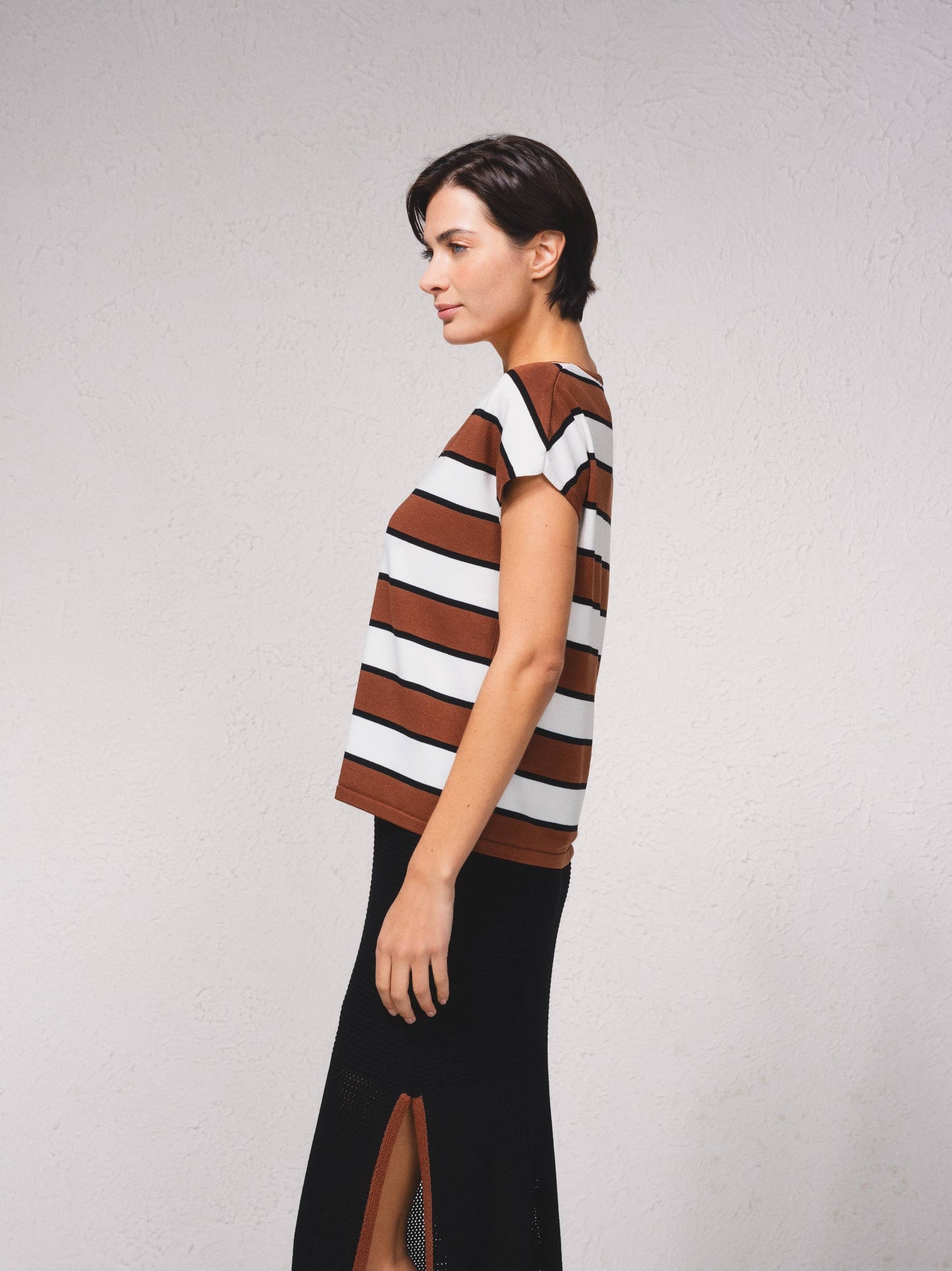 Maglione a righe a maniche corte con scollo a V