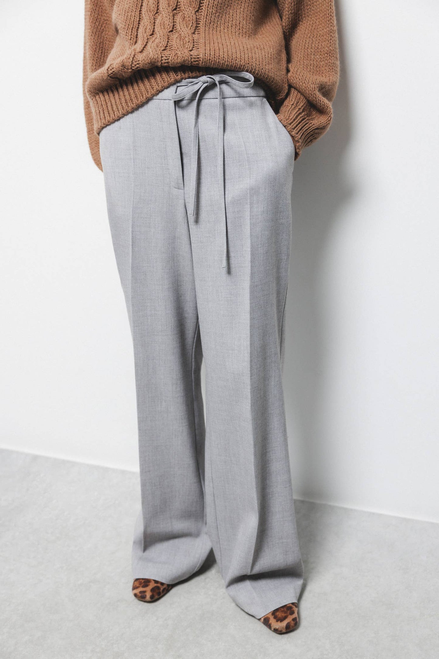 Pantaloni dritti con laccio in vita
