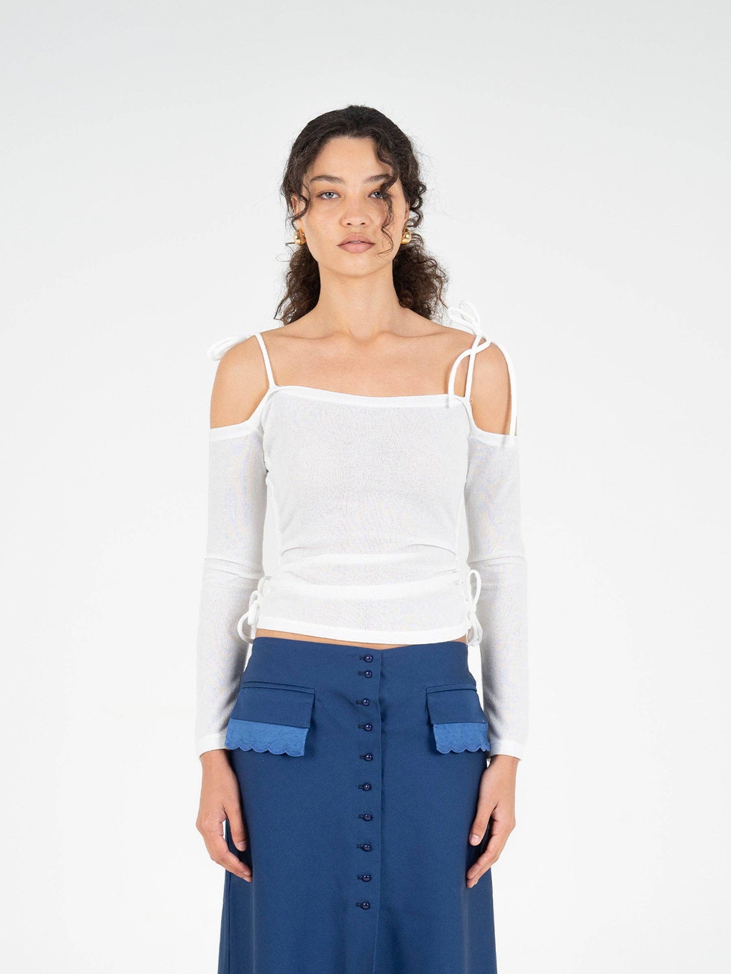 Top bianco aderente con spalle scoperte e lacci regolabili