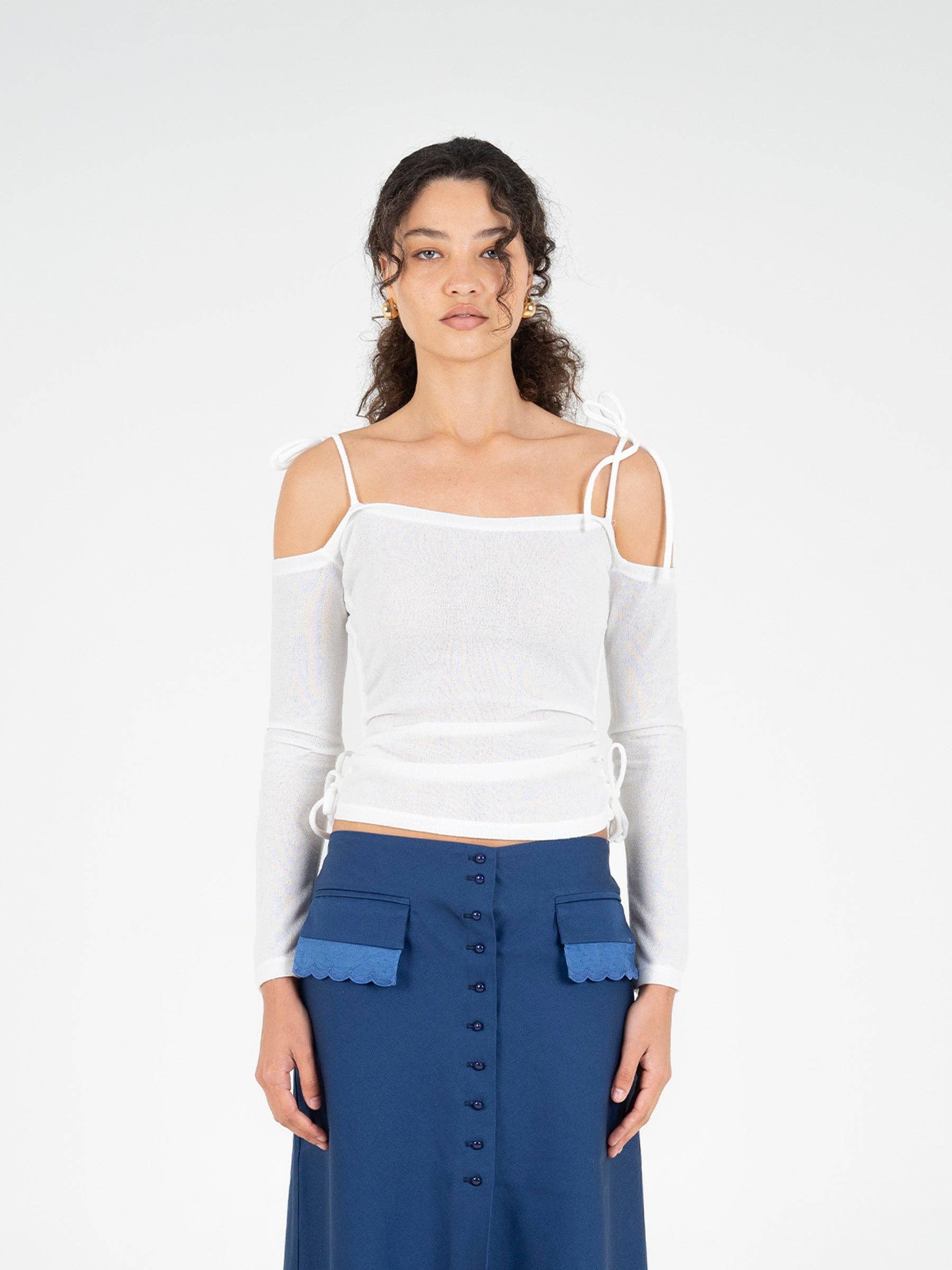 Top bianco aderente con spalle scoperte e lacci regolabili