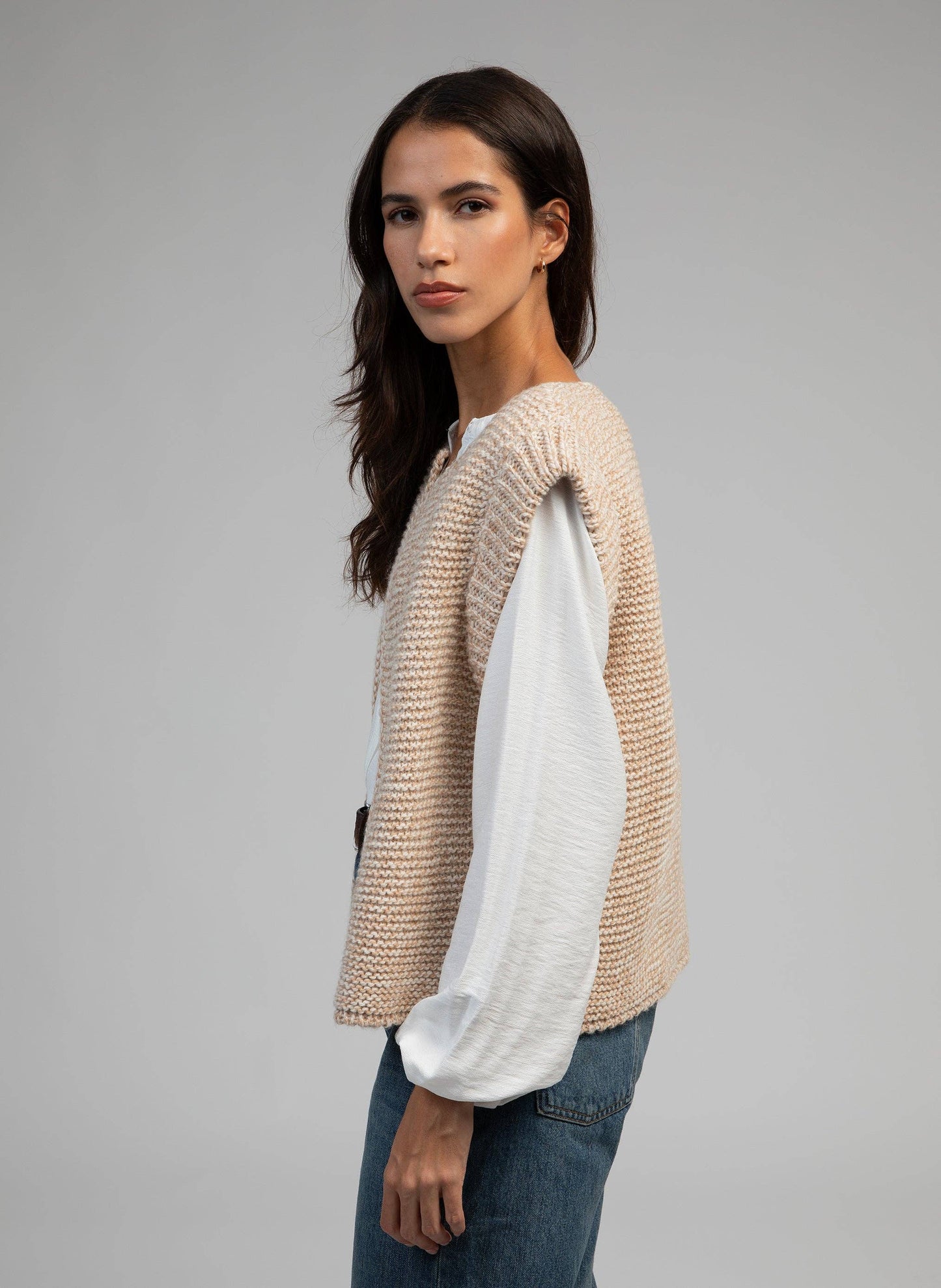 Cardigan smanicato in maglia beige