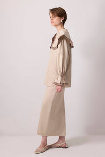Camicia con maxi colletto a contrasto e volant