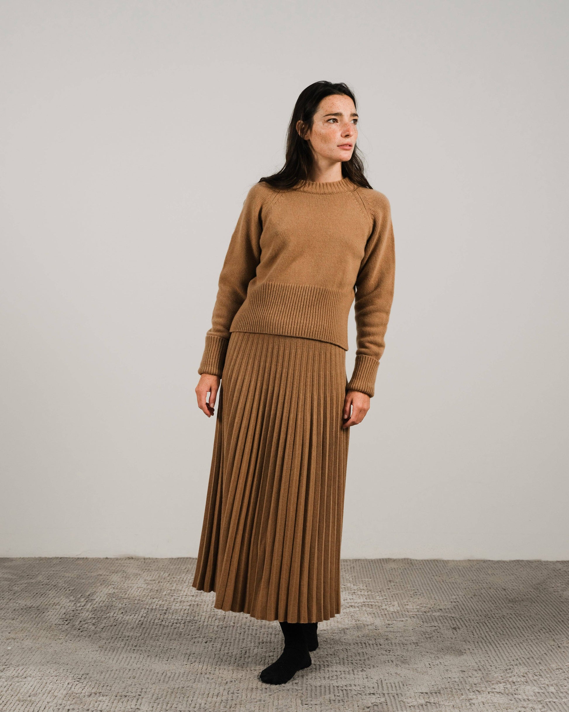 Maglione girocollo in misto cashmere con polsini arrotolati