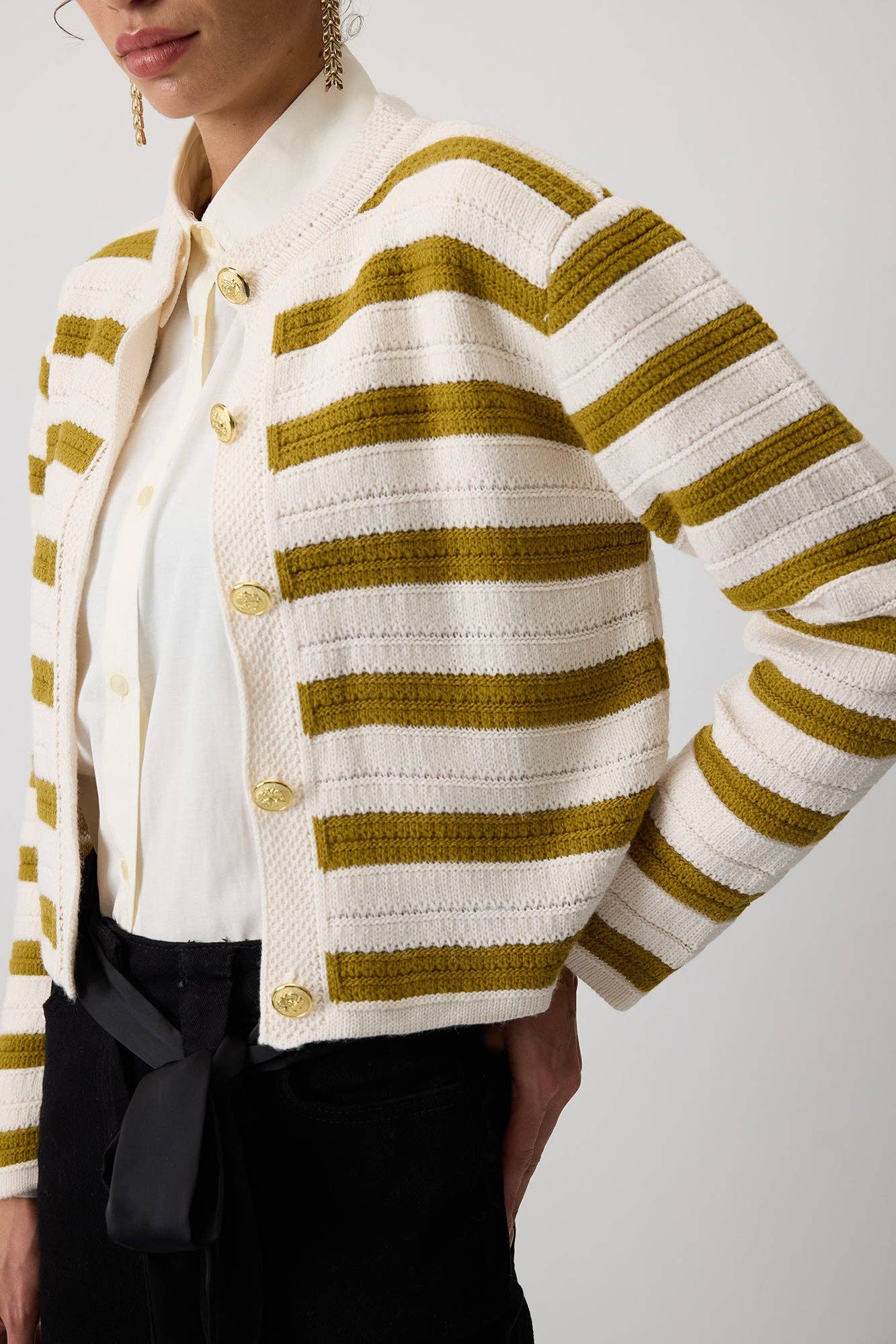 Cardigan in maglia a righe con bottoni dorati